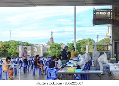 BANGKOK THAILAND - JULY 12, 2021: Public Health Department Team Of Bangkok. Covid-19 Testing At Rama 8 Bridge, Thonburi District.