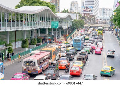 Bangkok, Thailand - JULY 15, 2017 : Over Path Or Sky Walk And Traffic Jam On Ratchadamri Road To Pratu Nam Intersection, In Front Of Central World Plaza Department Store.