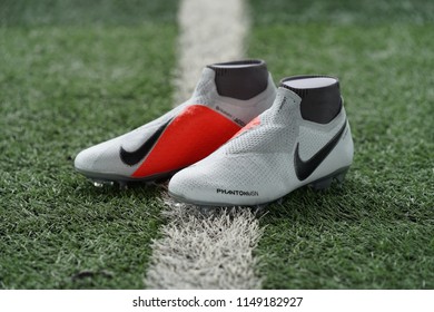 laceless nike boots