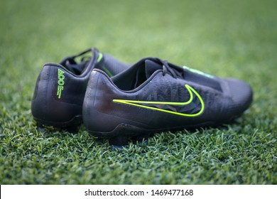 Nike jr phantom venom academy fg white black . Fisik Sport