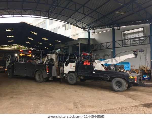 BANGKOK, THAILAND -\
JULY 27,2018 : Police department tow truck are towing tow truck are\
broken on the road to prevent the danger of accident duplication\
and delivery to garage