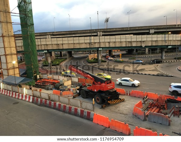 BANGKOK, THAILAND - June 1,\
2018 : The construction of the BTS skytrain on the Phaholyothin\
Road for a streamlined journey in the future in the evening before\
raining 