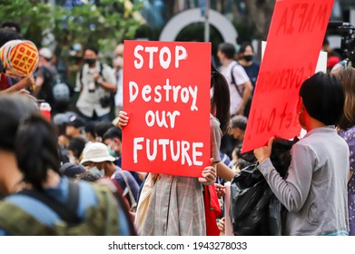 Bangkok, THAILAND - March 24, 2021: Protester Show Text Sign In Protests For Right To Bail Protesters Leaders And Reform Of The Monarchy At Ratchaprasong Intersection.