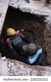 BANGKOK, THAILAND – MAY 04, 2022 : Water Supply Government's Workers Are Digging Wet Soil From Underground In Repairing Broken Pipe And Flood Problem. Underground Infrastructure Maintainace.