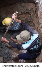 BANGKOK, THAILAND – MAY 04, 2022 : Water Supply Government's Workers Are Digging Wet Soil From Underground In Repairing Broken Pipe And Flood Problem. Underground Infrastructure Maintainace.