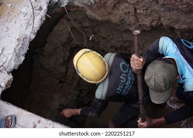 BANGKOK, THAILAND – MAY 04, 2022 : Water Supply Government's Workers Are Digging Wet Soil From Underground In Repairing Broken Pipe And Flood Problem. Underground Infrastructure Maintainace.