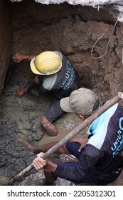 BANGKOK, THAILAND – MAY 04, 2022 : Water Supply Government's Workers Are Digging Wet Soil From Underground In Repairing Broken Pipe And Flood Problem. Underground Infrastructure Maintainace.