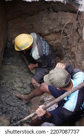 BANGKOK, THAILAND – MAY 04, 2022 : Water Supply Government's Workers Are Digging Wet Soil From Underground In Repairing Broken Pipe And Flood Problem. Underground Infrastructure Maintainace.