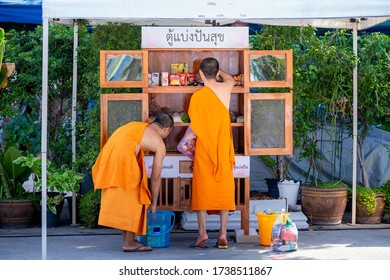 BANGKOK, THAILAND – MAY 18: The Monks Are Helping To Bring Food Into The Cabinet To Divide The Mold For Those Who Are Suffering Because Of Covid On May 18, 2020 In Bangkok, Thailand.