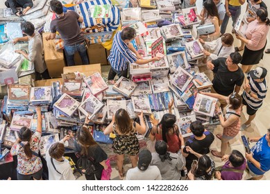 Bangkok, Thailand - May 20, 2019: A Crowd Of Buyers Stands Around A Counter With A Super Sell-out Of Bedclothes At MegaBangna Shopping Mall. A Top - Down View.