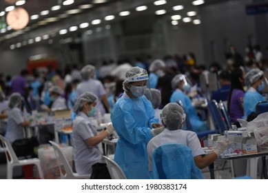 Bangkok, Thailand - May 26, 2021 Thai Health Officer Mobilize VACCINATION COVID-19 For Commuters In Charge Of Public Transit Services At Bang Sue Grand Station.