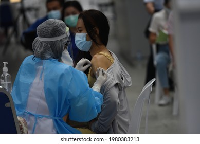 Bangkok, Thailand - May 26, 2021 Thai Health Officer Mobilize VACCINATION COVID-19 For Commuters In Charge Of Public Transit Services At Bang Sue Grand Station.