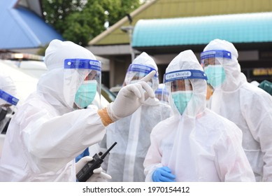 Bangkok, Thailand - May 8, 2021 Ambulance With Volunteers Dressed In PPE Clothes Ready To Bring Covid-19 Infected People From Wat Saphan Klong Toey To Hospital. To Heal In The Public Health System.