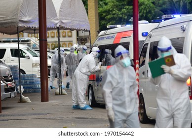 Bangkok, Thailand - May 8, 2021 Ambulance With Volunteers Dressed In PPE Clothes Ready To Bring Covid-19 Infected People From Wat Saphan Klong Toey To Hospital. To Heal In The Public Health System.