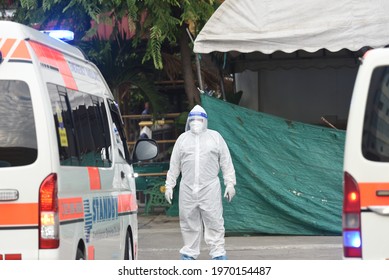 Bangkok, Thailand - May 8, 2021 Ambulance With Volunteers Dressed In PPE Clothes Ready To Bring Covid-19 Infected People From Wat Saphan Klong Toey To Hospital. To Heal In The Public Health System.