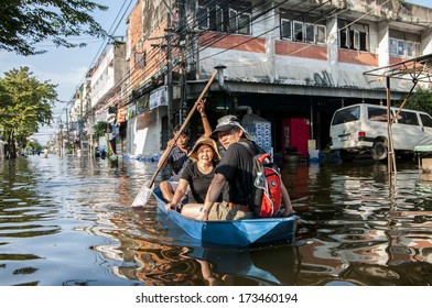 Bangkok - Thailand, Nov 6, 2011: People with their transportation during a big flooding in Thailand. At Soi Chinnakhet, Ngamwongwan road.