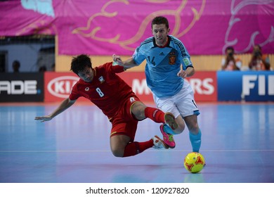 BANGKOK, THAILAND - NOVEMBER 11: Jetsada Chudech Of Thailand (red) For  The Ball During The FIFA Futsal World Cup  Between Thailand And Spain At Nimibutr Stadium On Nov11, 2012 In Bangkok,Thailand.