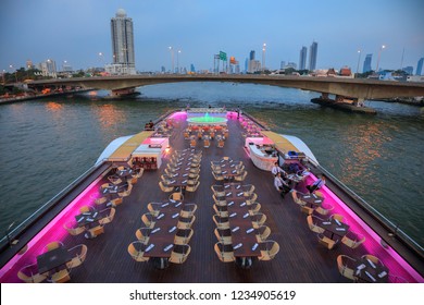 BANGKOK, THAILAND - NOVEMBER 15, 2018 :The Luxury Restaurant Cruise For Dinner In Chaopraya River.