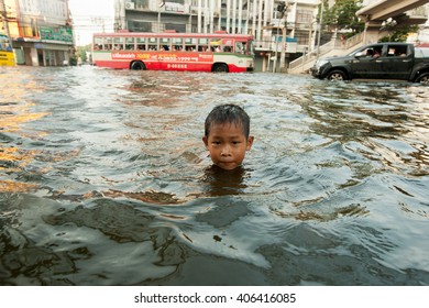 BANGKOK , THAILAND - NOVEMBER 2, 2011 : 
Bangkok, Thailand 2011 during the big floods that affected several provinces of the country. Children enjoy flooded streets to bathe with big health risks.
