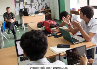 BANGKOK, THAILAND - NOVEMBER 22, 2012: In A College In Bangkok, In The Classroom, A Teacher Is Having A Debate With His Students.