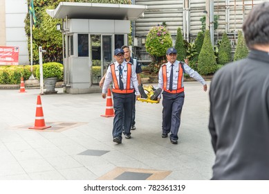 Bangkok, Thailand - November 30, 2017 : Many Working People Preparedness For Fire Drill Or Other Disaster By Move Injury Patient On Spine Board At Office In Bangkok Thailand