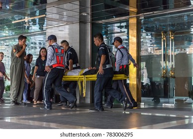 Bangkok, Thailand - November 30, 2017 : Many Working People Preparedness For Fire Drill Or Other Disaster By Move Injury Patient On Spine Board At Office In Bangkok Thailand