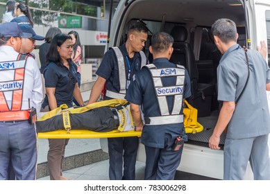 Bangkok, Thailand - November 30, 2017 : Many Working People Preparedness For Fire Drill Or Other Disaster By Move Injury Patient On Spine Board At Office In Bangkok Thailand