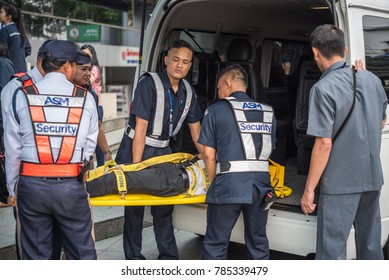 Bangkok, Thailand - November 30, 2017 : Many Working People Preparedness For Fire Drill Or Other Disaster By Move Injury Patient On Spine Board At Office In Bangkok Thailand