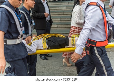 Bangkok, Thailand - November 30, 2017 : Many Working People Preparedness For Fire Drill Or Other Disaster By Move Injury Patient On Spine Board At Office In Bangkok Thailand