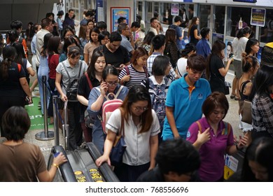 Bangkok Thailand - October 29, 2017: Crowd Of Passengers Using Escalator And Waiting Train, Busy Traveling In Rush Hour At MRT Subway Train Station, Transportation Of The Bangkok Mass Rapid Transit