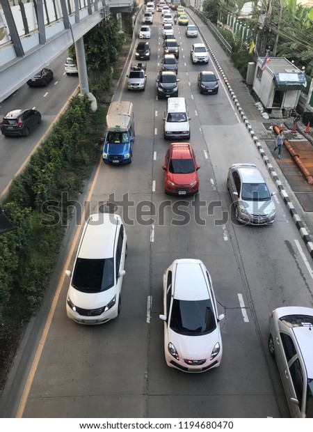BANGKOK, THAILAND - SEPT 25 2018: Traffic\
Jam flowing in Bangkok city with many car on the road, view from\
above Sky Walk of BTS Sky Train Bangna\
Station