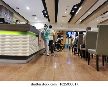 Bangkok, Thailand- September 24,2020 :Hospital In Thailand In Waiting Area For Visitors. While Thaere Are Many Empty Chairs, There Are No People And There Is Television For Watch Waiting.