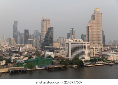 Bangkok, Thailand-12 April 2565 High Angle View Of Thailand Building On The Chao Phaya River