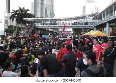 Bangkok, Thailand-31 Oct 2021: Thai Protesters On The Street Call For Reforms To Monarchy, Abolish Lèse-majesté Section 112 On  Ratchaprasong Intersection, Bangkok.