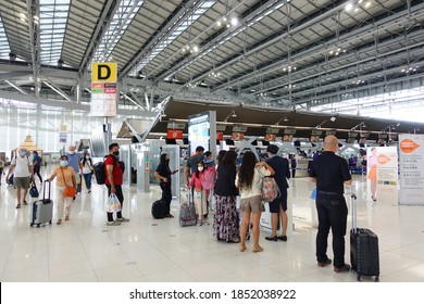 Bangkok, Thailand-Sep 8,2020: Crowd of passenger in line waiting for check in and load luggage at counter in  departure terminal hall, Suvarnabhumi. During enjoy flying Thai VietJet Air promotion.