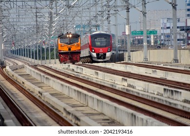 Bangkok ：Local Train And MRT Red Line Run Together At Thung Song Hong Station, Bangkok, 15 Sep 2021.