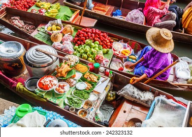 BANGKOK-DECEMBER 13: Floating Market Damnoen Saduak With Unidentified People On December 13, 2014 In Bangkok, Thailand. The Market That Is A Great Tourist Attraction Located On A Khlong In Thailand