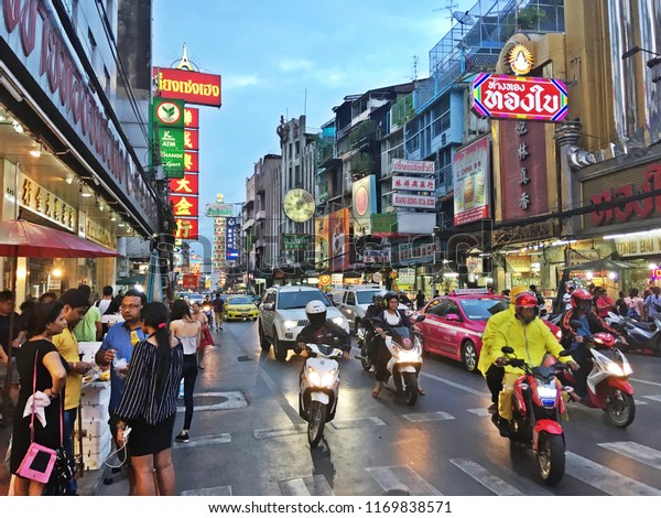 Bangkok/Thailand. 08/19/2017. Night in Bangkok\'s\
chinatown. Traffic\
jam.