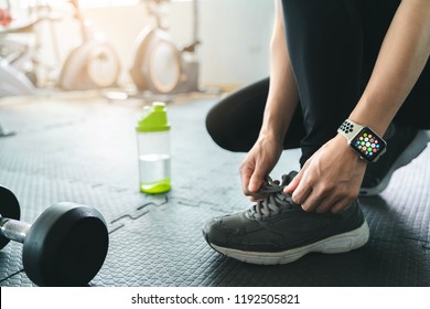 Bangkok,Thailand ,1 Oct 2018 : Close Up Of Apple Watch Home Screen Apps Young Woman Ready Workout In Fitness Gym