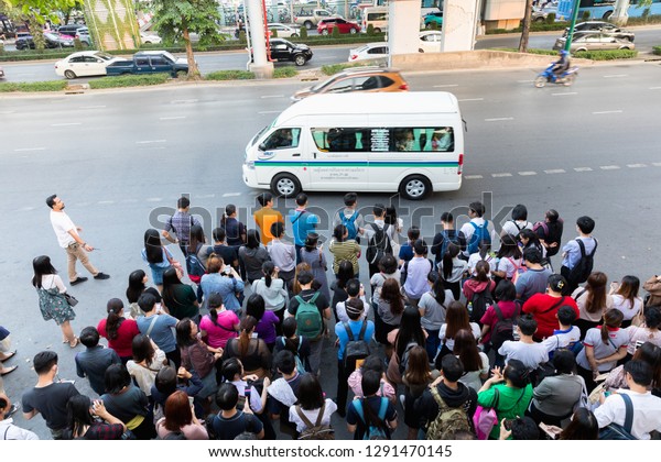 BANGKOK,THAILAND -\
JANUARY 18, 2019 : Many passenger waiting for the van and bus in\
rush hour after work at bus stop BTS chatuchak station Phahonyothin\
road chatuchak Bangkok,\
Thailand.