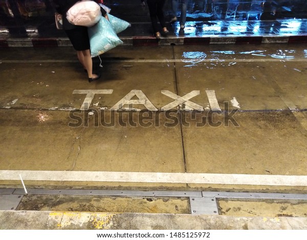 Bangkok,Thailand,August 20,2019\
Lane for the\
taxi to take\
passengers.