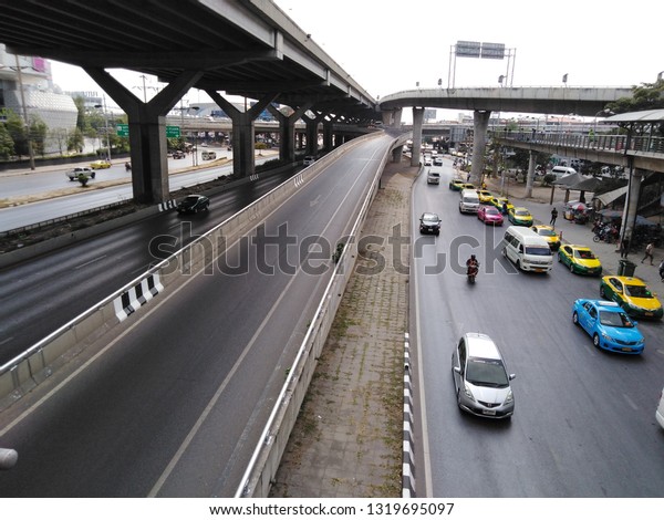 Bangkok,Thailand,February 18,2019\
There are not\
many cars on the\
road.