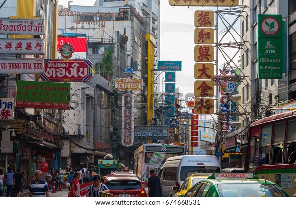 BANGKOK,THAILAND-JULY\
09,2017:Chinatown Thailand\'s Economic Zone There are many gold\
shops. And tourists\
shopping.