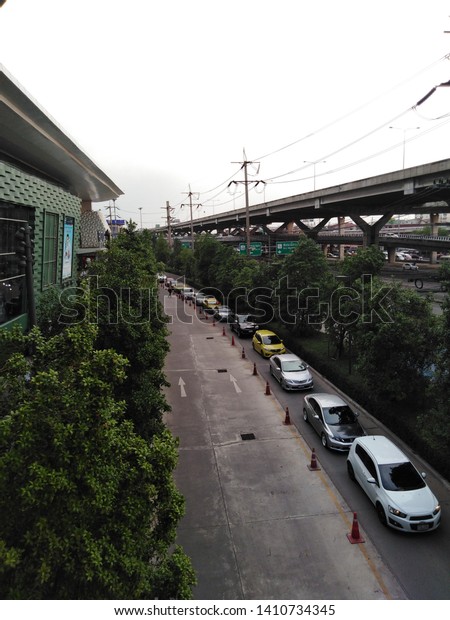 Bangkok,Thailand,May 23,2019\
Outbound routes from\
car malls that are stuck in long\
rows.