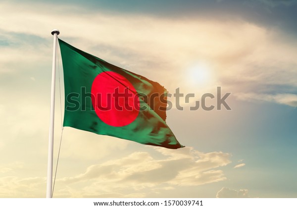天になびく美しい太陽光のバングラデシュ国旗の布 画像 の写真素材 今すぐ編集