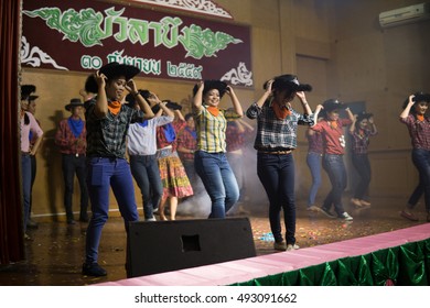 BANGPROK PATHUMTANI THAILAND OCTOBER 2016 :Unidentified Teacher And Student Join Retriement Party On September 30,2016 In Pathumwilai School,Pathum,Bangprok,Muang,Patumtani,Thailand.
