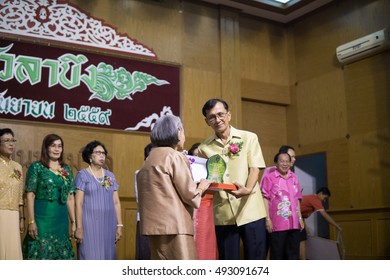 BANGPROK PATHUMTANI THAILAND OCTOBER 2016 :Unidentified Teacher And Student Join Retriement Party On September 30,2016 In Pathumwilai School,Pathum,Bangprok,Muang,Patumtani,Thailand.
