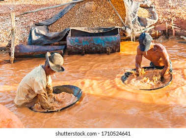 Banjarbaru, Kalimantan Selatan, Indonesia : Traditional Mining Workers In Banjarbaru, South Kalimantan, Are Carrying Out Diamond And Gold Mining Activities (07/2011).