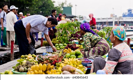 Banjarmasin, Indonesia - March 11, 2017: Activity At The Floating Market Martapura, Banjarmasin.