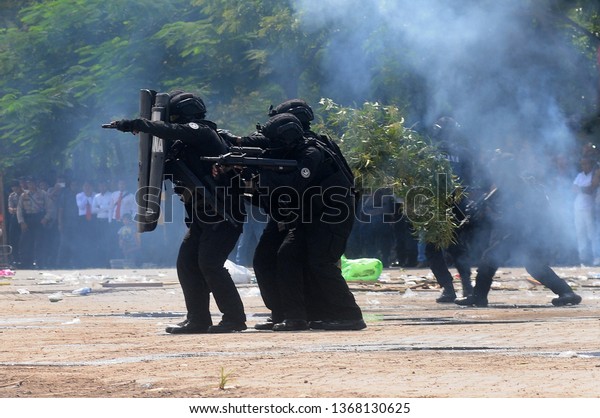 Banjarmasin, South Kalimantan, Indonesia, 22 -\
March - 2019: The Indonesian National Armed Forces (TNI) and police\
arrest the terrorists, during the implementation of the election\
security\
simulation